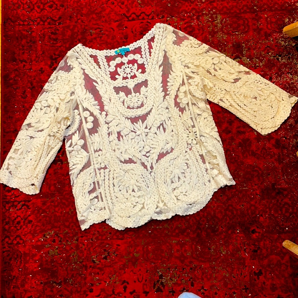 Boho embroidered shift top with cropped scalloped sleeves size L